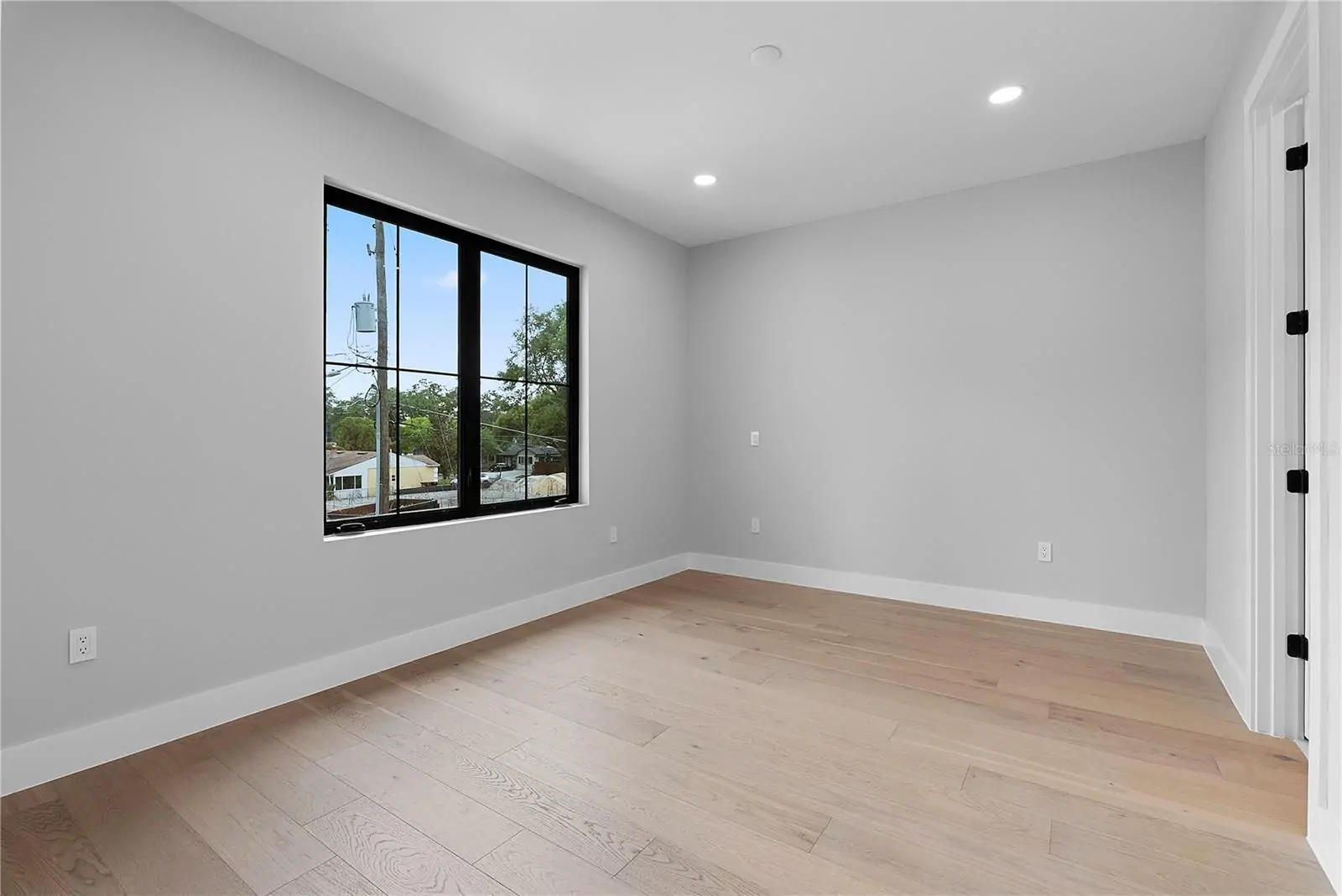 1000 N FOREST AVE, ORLANDO, FL property photo 31 of 45