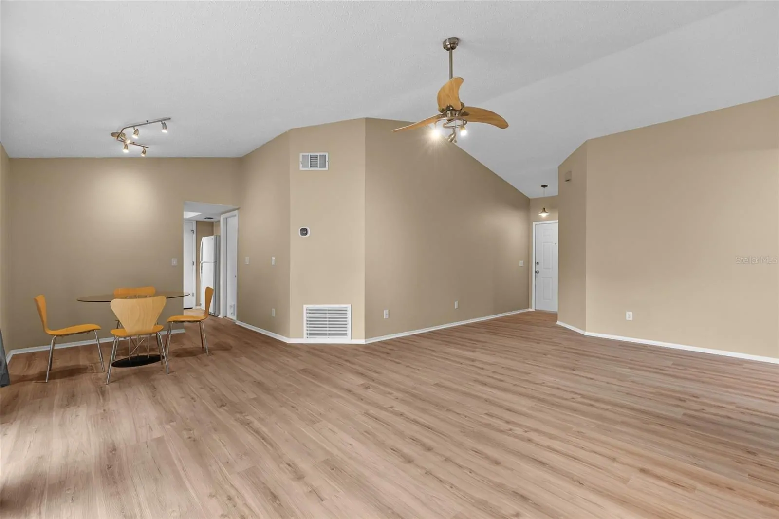 8040 CLOVERGLEN CIR, ORLANDO, FL property photo 6 of 24